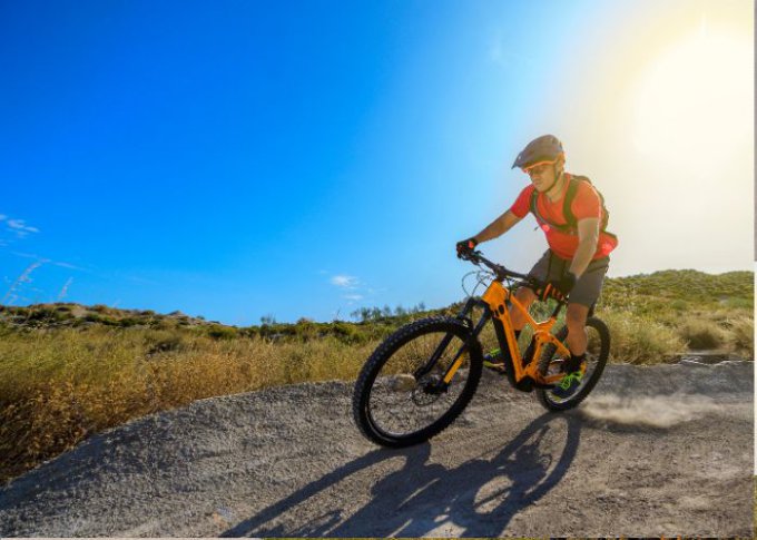 Mężczyzna na rowerze trekkingowym docenia jego zalety 