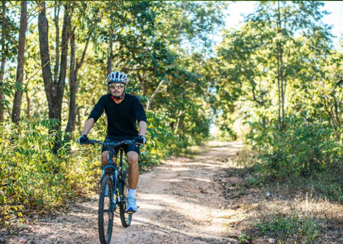 Przejażdżka na rowerze trekkingowym w lesie