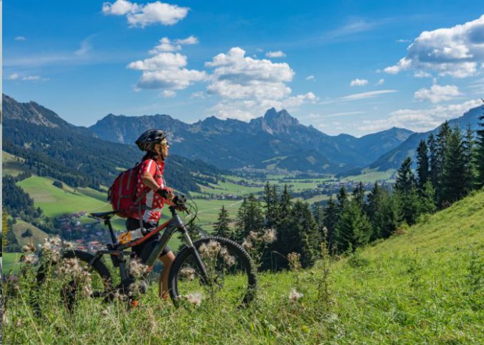 Rower trekkingowy elektryczny w górach