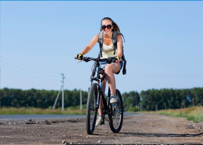 Rowerzystka pamięta o odpowiednim dopasowaniu roweru trekkingowego